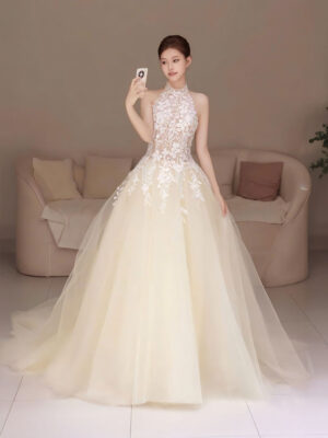 Váy cưới cổ yếm ren hoa nhẹ, dáng chữ A mềm mại, tôn vai và cổ cao.