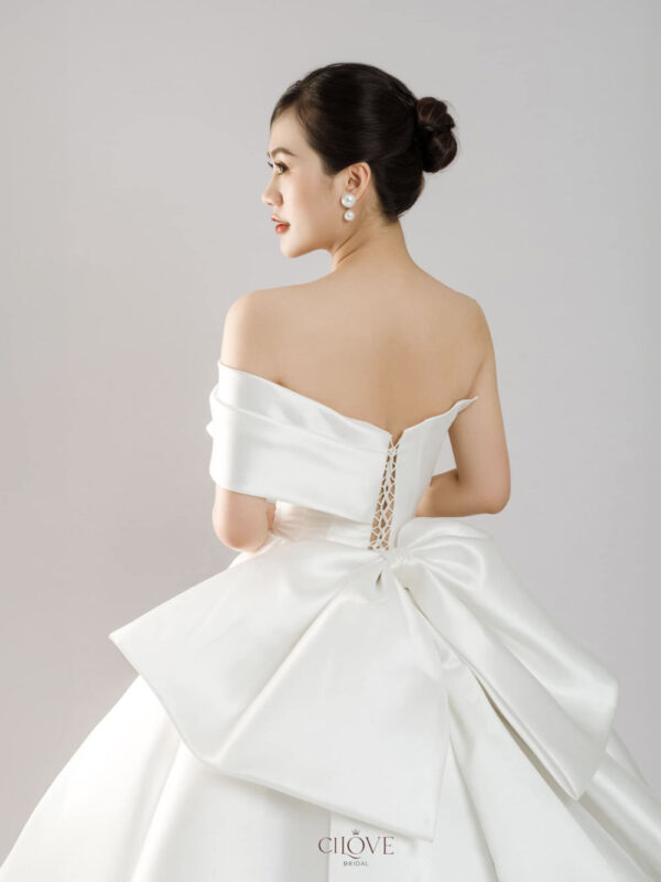 Váy cưới công chúa satin trễ vai – Tối giản nhưng tỏa sáng