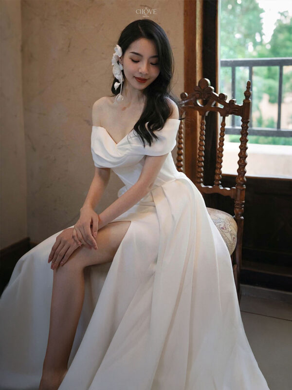 Váy cưới trễ vai xẻ đùi – Gợi cảm & hiện đại không cần lấp lánh