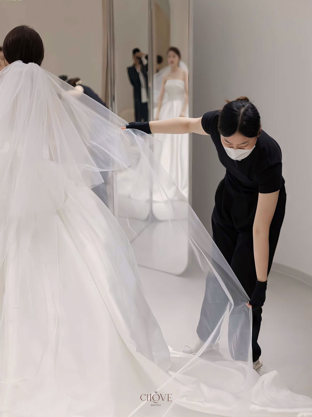 Kiểu Váy Cưới Được Yêu Thích thường được phối Voan dài
