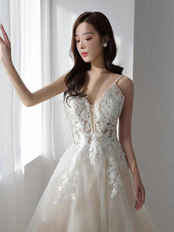 Váy cưới hai dây ngực V – Xuyên thấu & quyến rũ một cách thanh lịch