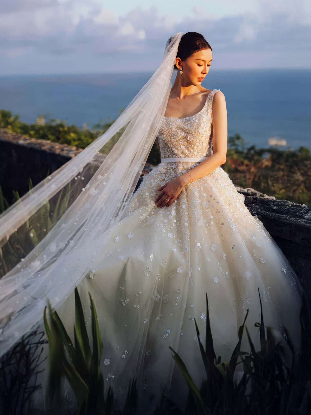 Váy Cưới Cổ Vuông Đính Sequin – Lấp Lánh & Hiện Đại
