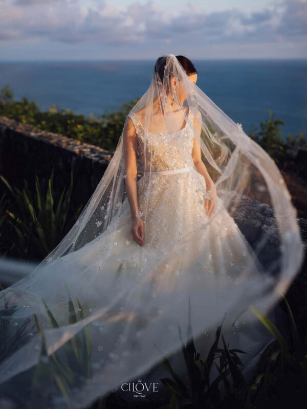 Váy Cưới Cổ Vuông Đính Sequin – Lấp Lánh & Hiện Đại