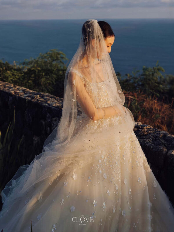 Váy Cưới Cổ Vuông Đính Sequin – Lấp Lánh & Hiện Đại