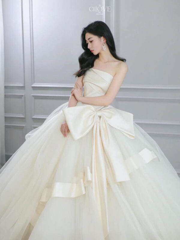 Váy cưới công chúa nơ lớn