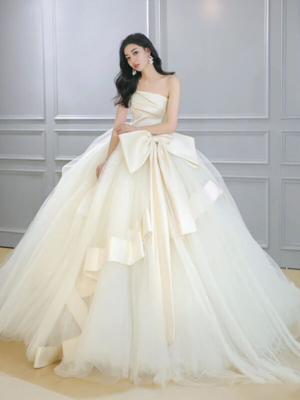 Váy cưới công chúa nơ lớn