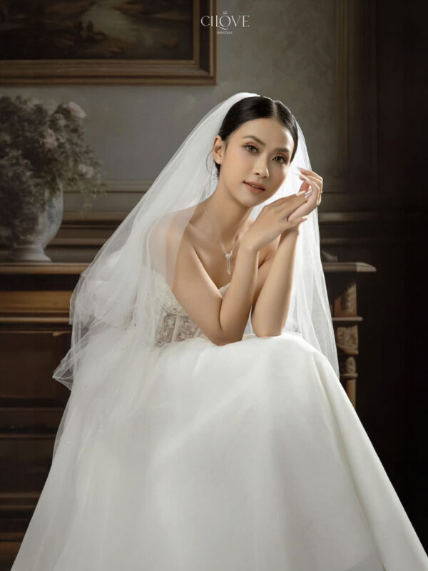 Thiết kế cúp ngực đính kim sa giúp tôn lên vòng một quyến rũ