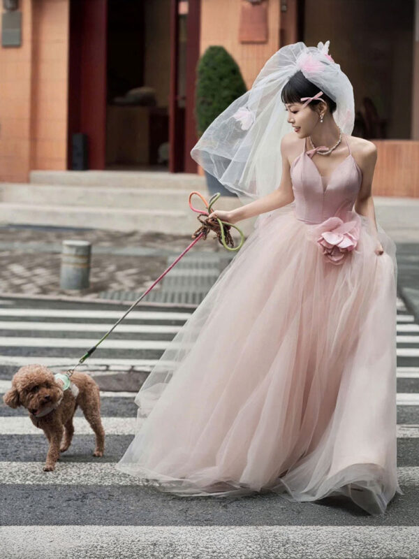 Váy cưới màu hồng pastel nhẹ nhàng, dáng xòe lớn như công chúa cổ tích