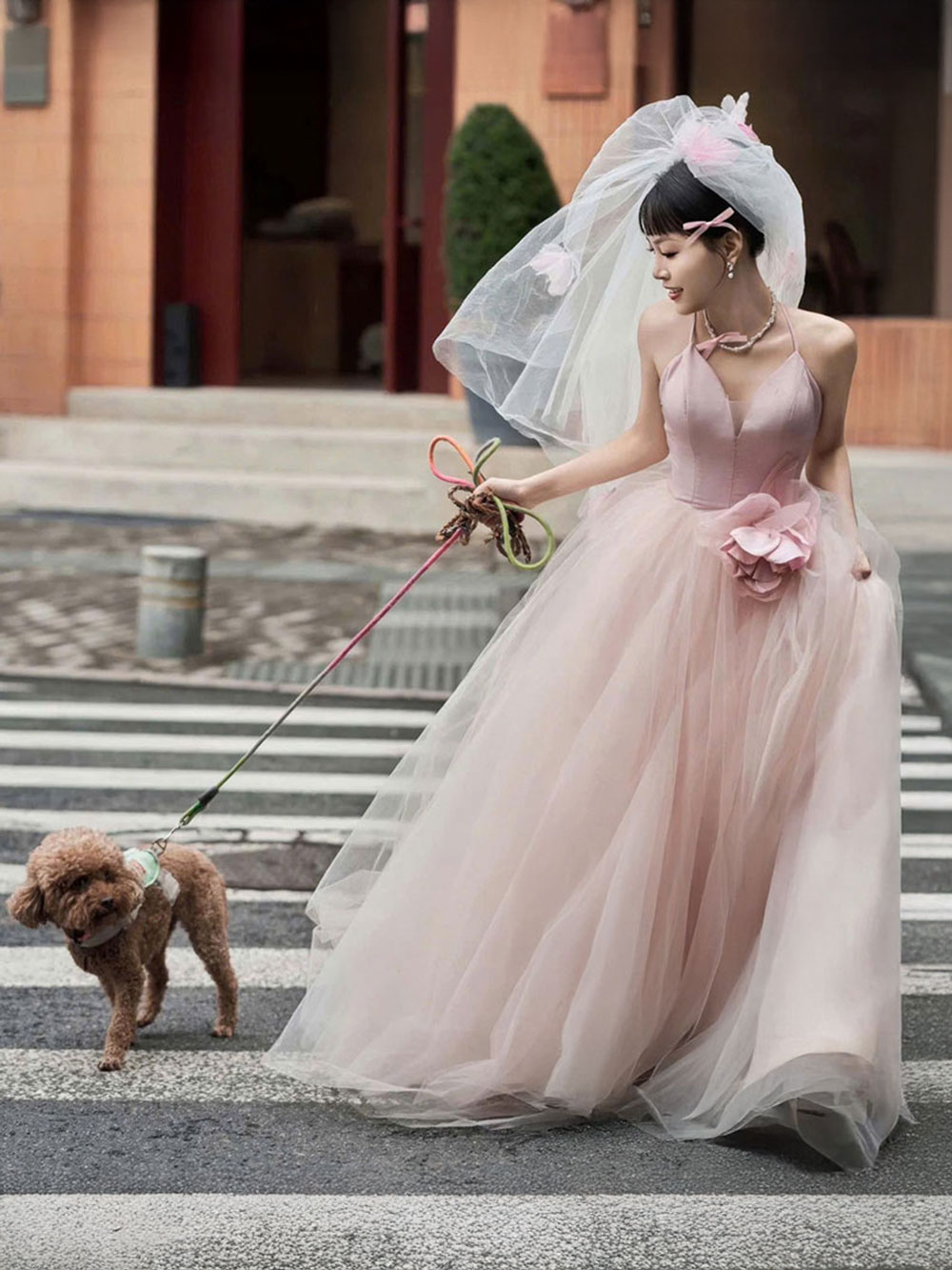 Váy cưới màu hồng pastel nhẹ nhàng, dáng xòe lớn như công chúa cổ tích