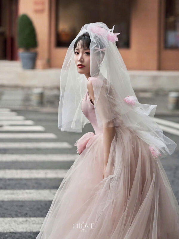 Váy cưới màu hồng pastel nhẹ nhàng, dáng xòe lớn như công chúa cổ tích