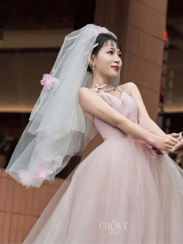 Váy cưới màu hồng pastel nhẹ nhàng, dáng xòe lớn như công chúa cổ tích