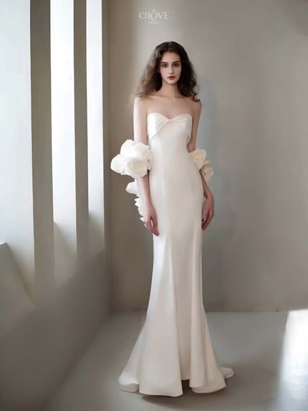 VÁY CƯỚI ÔM SATIN – HOA 3D TAY RỜI