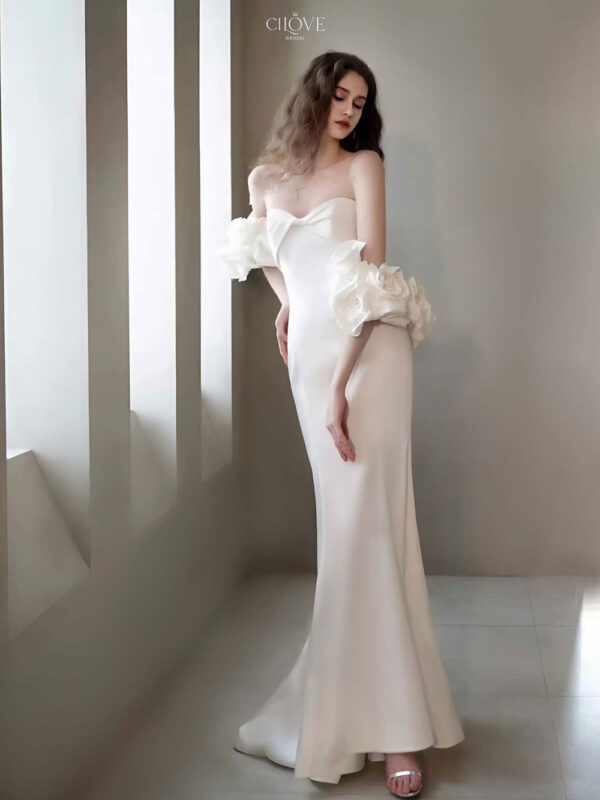 VÁY CƯỚI ÔM SATIN – HOA 3D TAY RỜI