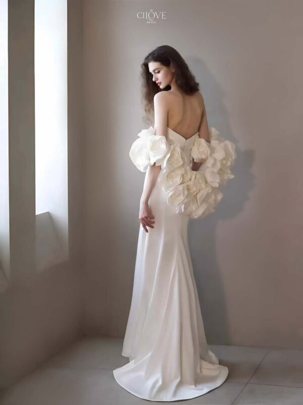 VÁY CƯỚI ÔM SATIN – HOA 3D TAY RỜI