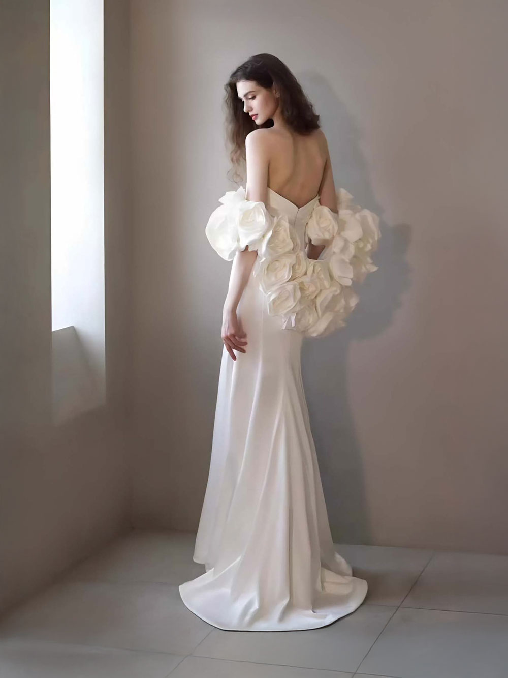 VÁY CƯỚI ÔM SATIN – HOA 3D TAY RỜI