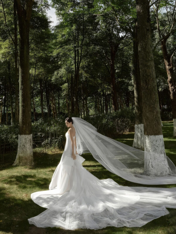 Váy cưới satin dáng suông – Tối giản & thanh lịch cho lễ cưới ngoài trời