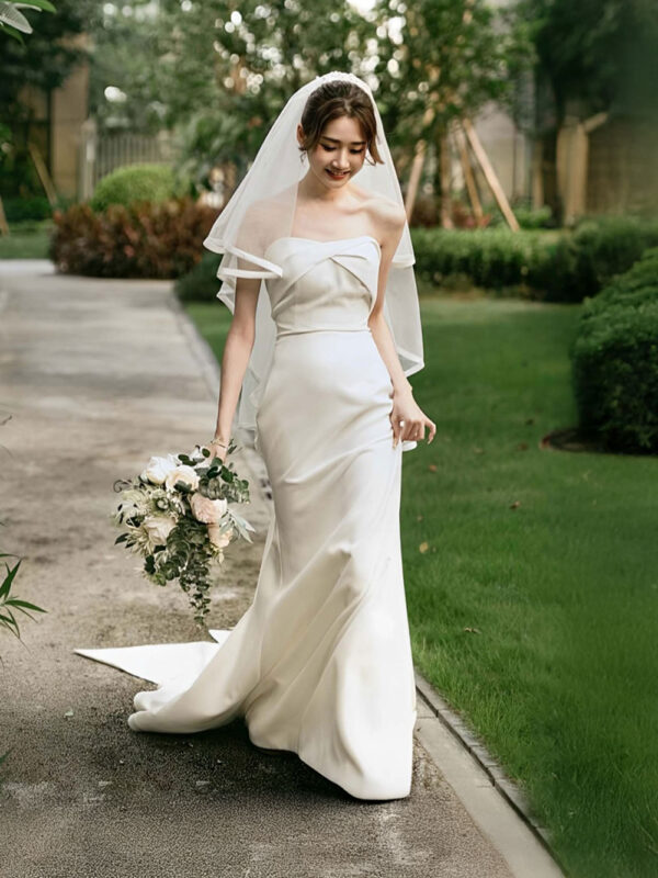 Váy cưới satin dáng suông – Tối giản & thanh lịch cho lễ cưới ngoài trời