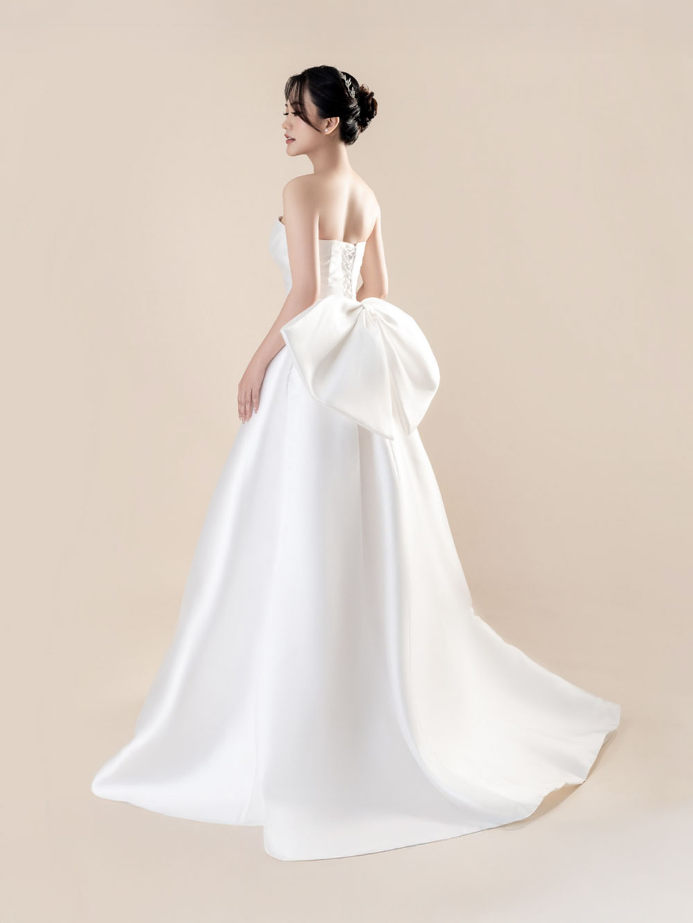 VÁY CƯỚI TRẮNG TỐI GIẢN - NƠ LƯNG CỠ LỚN
