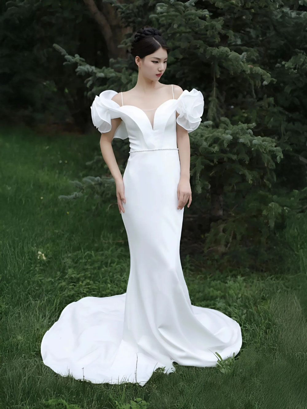Váy cưới trễ vai hoa hồng 3D dáng ôm tối giản