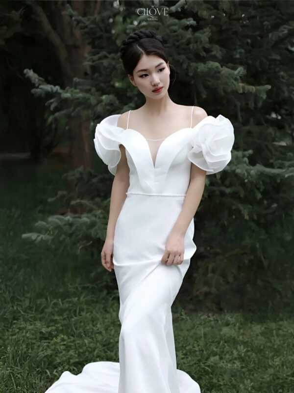 Váy cưới trễ vai hoa hồng 3D dáng ôm tối giản